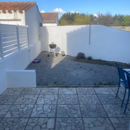 Petite Maison A Proximite Commerces Et Plage La Gueriniere Exterior photo